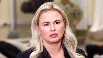 Shot: Анна Семенович девять часов не может вылететь из Иркутска из-за тумана