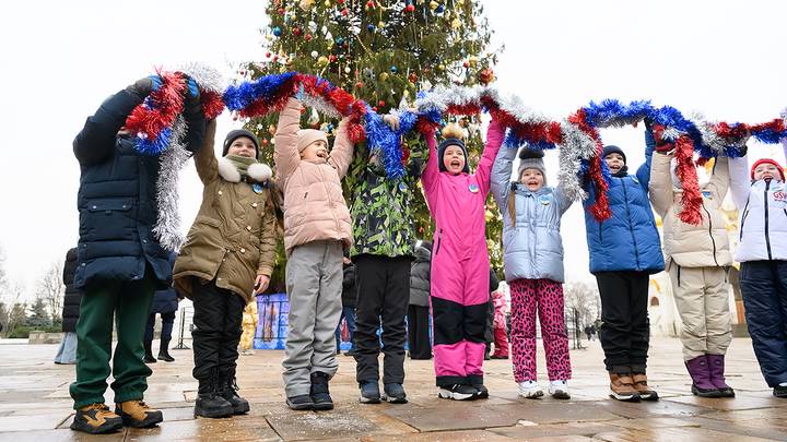 Презентация главной новогодней елки страны на Соборной площади Московского Кремля / Фото: Дмитрий Дубинский / Вечерняя Москва