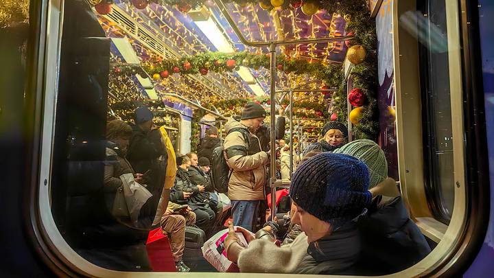 Украшенный к Новому году поезд в Московском метрополитене / Фото: АГН Москва