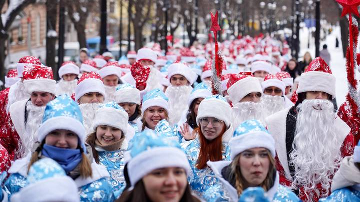 Молодежный парад Дедов Морозов и Снегурочек / Фото: АГН Москва