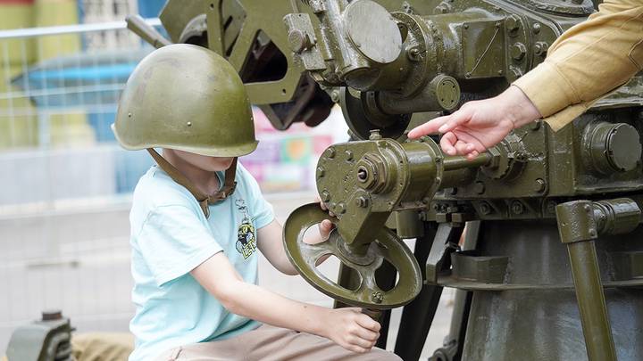 Площадка XII московского исторического фестиваля «Времена и эпохи» в кинопарке «Москино» c локацией, посвященной обороне Москвы 1941 года / Фото: АГН Москва