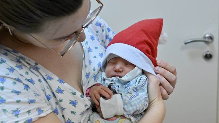 Новогодние наряды новорожденных и их родителей в городской клинической больнице имени Иноземцева / Фото: АГН Москва