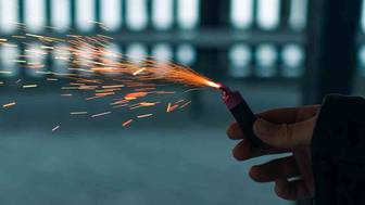 СМИ: Неизвестные кидали петарды в машины в Москве в новогоднюю ночь