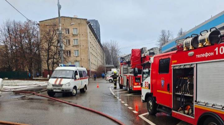 Пожар произошел в здании на юге Москвы