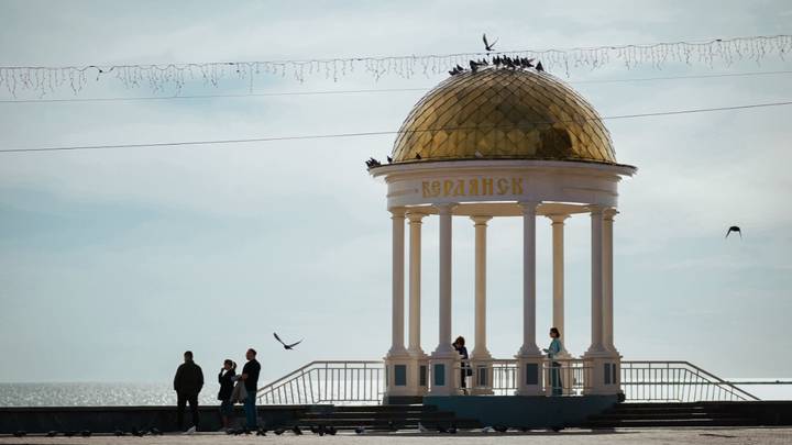 Горожане отдыхают на набережной Бердянска