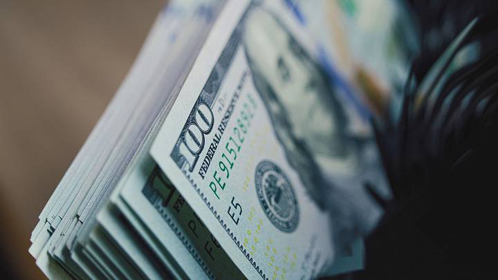 В Белоруссии уборщик нашел 4000 долларов в подушке и вернул их хозяйке
