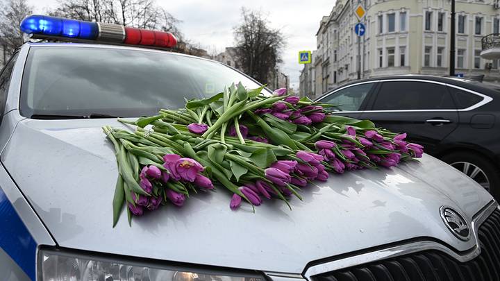 Раздача цветов женщинам-водителям в центре Москвы в преддверии 8 Марта / Фото: Мария Хапцова / Вечерняя Москва