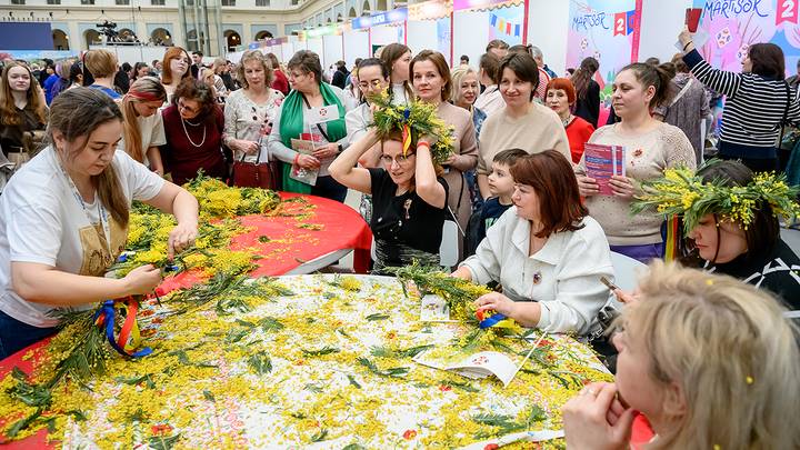 Фестиваль «Мэрцишор», посвященный молдавскому празднику весны, в Гостином дворе / Фото: Дмитрий Дубинский / Вечерняя Москва