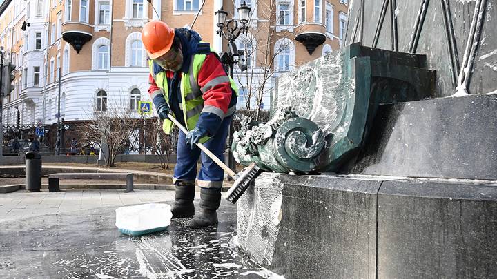 Промывка памятника инженеру Владимиру Шухову на Сретенском бульваре / Фото: Мария Хапцова / Вечерняя Москва