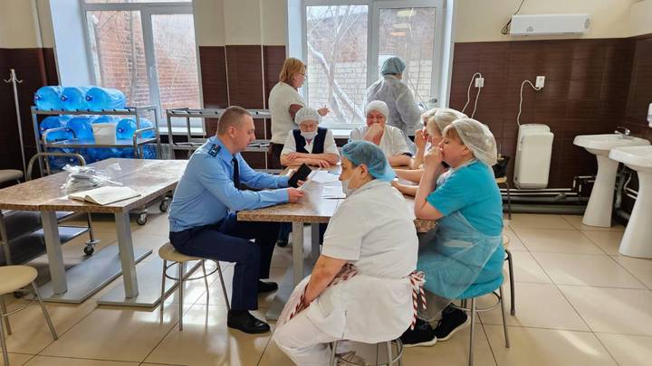 Массовое отравление подростков в СУНЦ УрФУ: сколько пострадавших, какие симптомы, подробности, причины