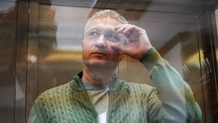 Что грозит за дачу взятки: на какой срок могут посадить, разница между подарком