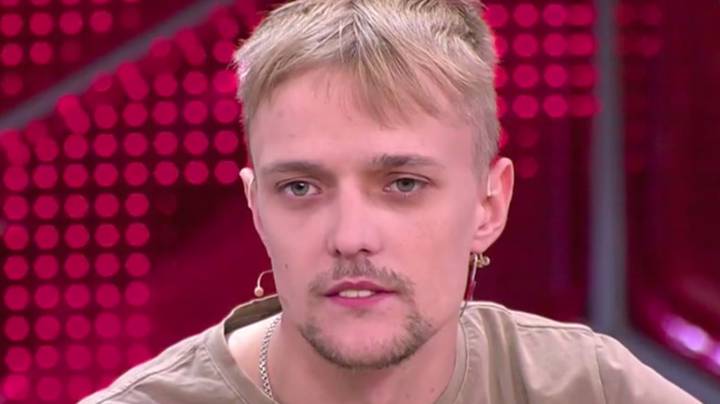 Солардың бірі барлық еркектерді ұрып жіберді.