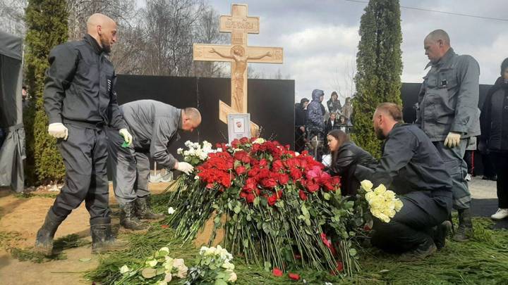 Похороны Паши Техника: фото, ОМОН, драка и слезы фанатов
