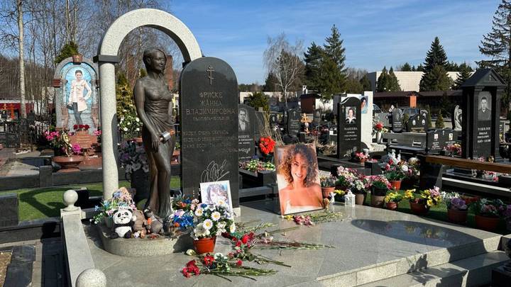 Могила Жанны Фриске / Фото: Вечерняя Москва Могила Жанны Фриске / Фото: Вечерняя Москва