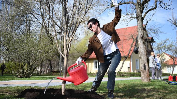 Общегородской субботник на ВДНХ / Фото: Пелагия Замятина / Вечерняя Москва