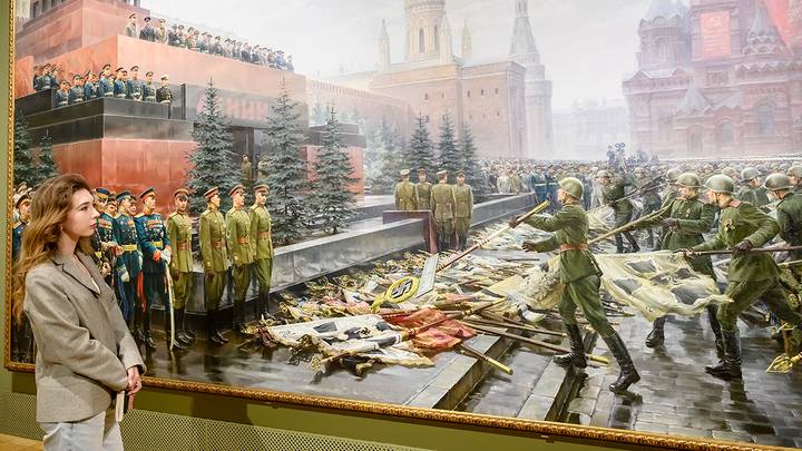 Выставка «1418 дней. К 80-летию Великой Победы» в Новой Третьяковке / Фото: Дмитрий Дубинский / Вечерняя Москва