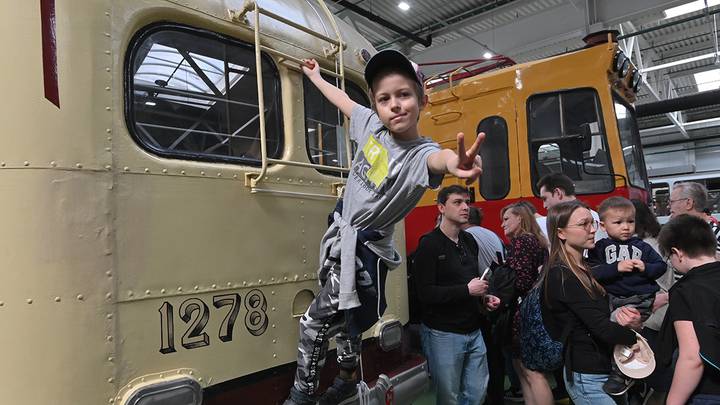 Выставка ретровагонов на территории обновленного трамвайного депо имени Апакова / Фото: Александр Кочубей / Вечерняя Москва