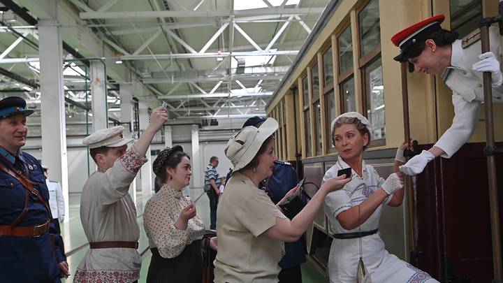 Выставка ретровагонов на территории обновленного трамвайного депо имени Апакова / Фото: Александр Кочубей / Вечерняя Москва