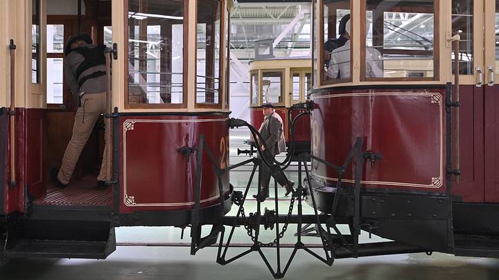 Выставка ретровагонов на территории обновленного трамвайного депо имени Апакова / Фото: Александр Кочубей / Вечерняя Москва