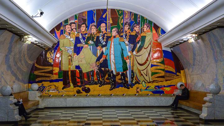 Мозаичное панно, посвященное Отечественной войне 1812 года, в восточном торце южного зала станции метро «Парк Победы» / Фото: ТАСС