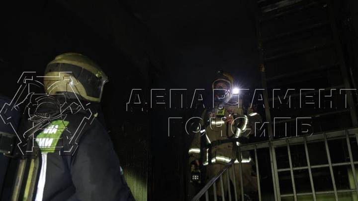 Появились кадры с места пожара в квартире на юго-западе Москвы