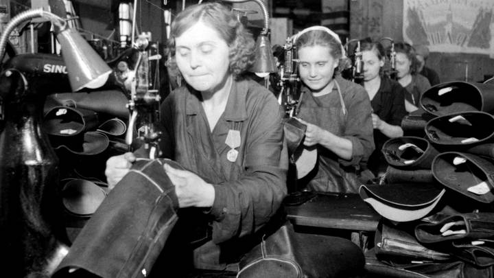 В 1943 году московская обувная фабрика «Парижская коммуна» была удостоена переходящего Красного знамени Государственного комитета обороны
