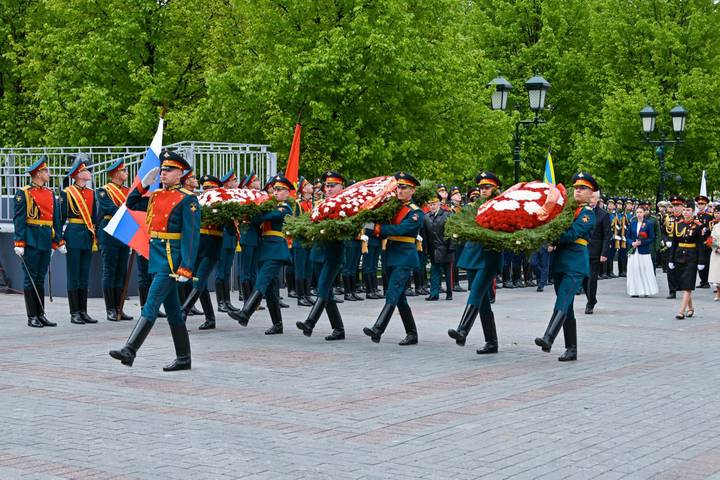 Сергей Собянин возложил венки к Могиле Неизвестного Солдата