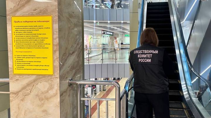 Годовалому мальчику оторвало пальцы руки при падении на эскалаторе в Уссурийске