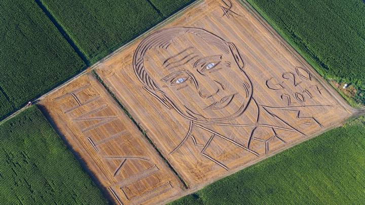 Портрет Владимира Путина на итальянском поле Дарио Гамбарин создал с помощью трактора