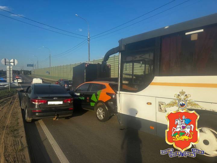 Автобус столкнулся с пятью автомобилями в подмосковном Солнечногорске