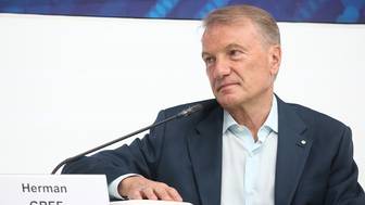 Греф призвал платить чиновникам столько, чтобы не вести «нищенскую» жизнь