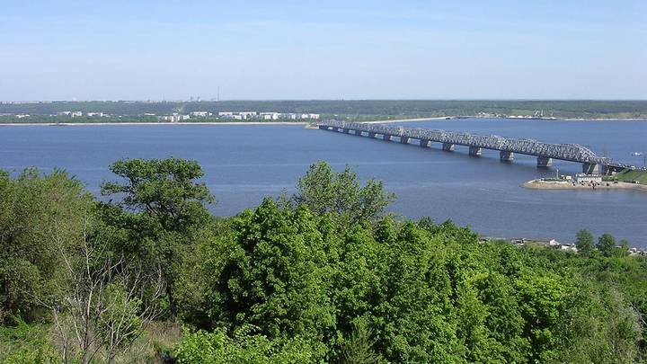 Вид на Императорский мост с правого берега Волги