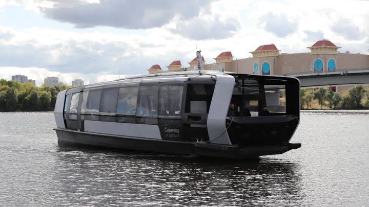 Электросудно «Синичка» отчаливает от причала на территории развивающегося кластера Южный порт