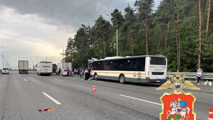 Автобус с пассажирами врезался в грузовик на Симферопольском шоссе