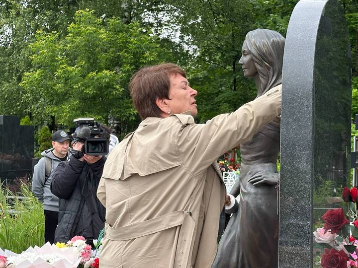 Семья Жанны Фриске приехала на могилу в годовщину смерти певицы