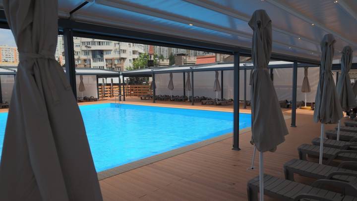 «Московские сезоны» установили перголы на летних бассейнах — теперь отдых удобен даже в дождь