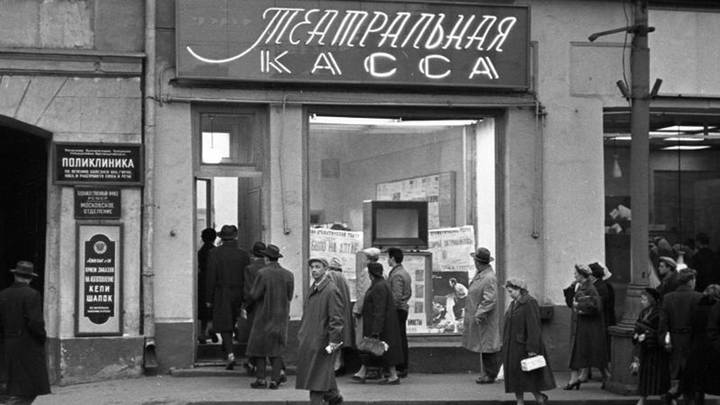 «На «Юнону и Авось» москвич мог попасть раз в 400 лет»: Лев Белов — об очередях за билетами в 90-е и желании современной молодежи ходить в театр