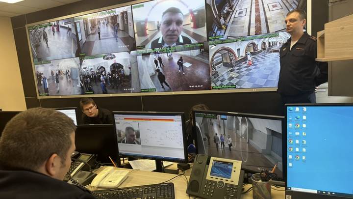 Полиция в московском метро: как охраняют подземку — видеонаблюдение, поиск оружия и ловля преступников