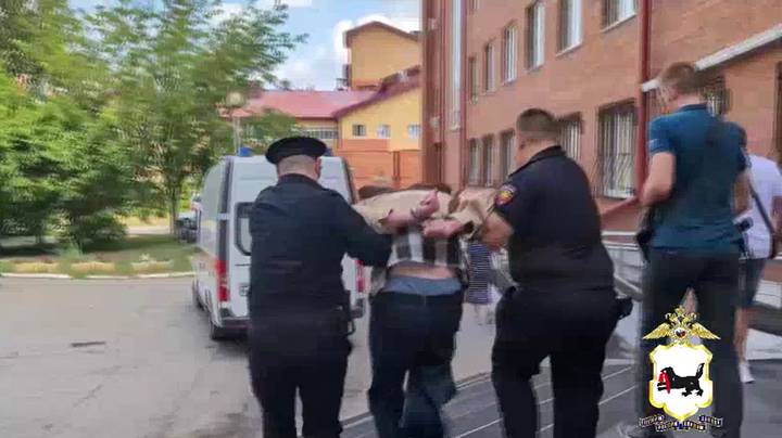 Мужчина напал с ножом на врачей в Иркутске: главное о произошедшем, что грозит подозреваемому