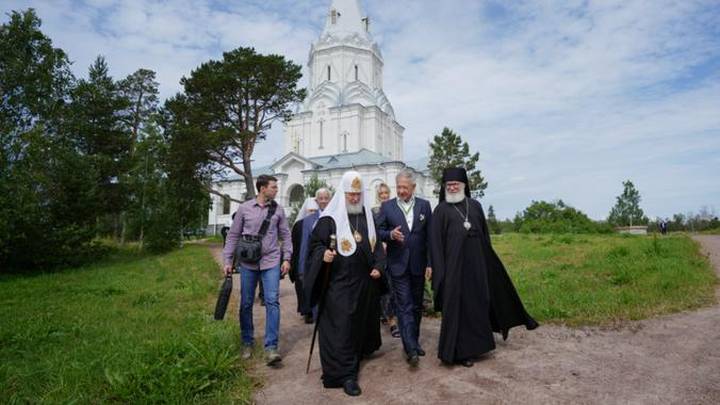 Патриарх Московский и всея Руси Кирилл (слева на переднем плане) у храма Всемилостивого Спаса в Авраамиевском скиту Спасо-Преображенского Валаамского ставропигиального монастыря