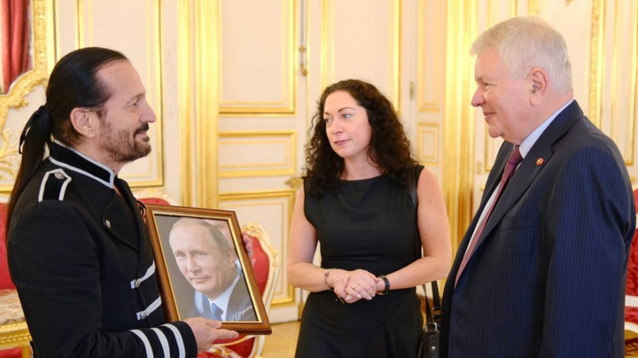 Французский певец Лаланн получил подарок от Путина