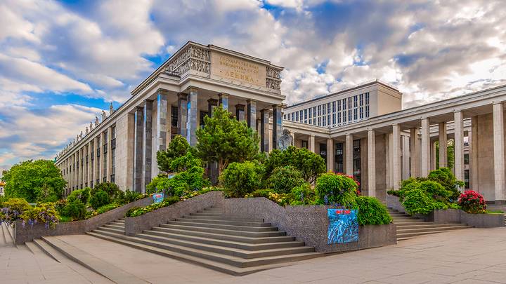 Ливанские кедры и бабочки у Российской Государственной Библиотеки / Фото: mos.ru / Официальный сайт мэра Москвы Ливанские кедры и бабочки у Российской Государственной Библиотеки / Фото: mos.ru / Официальный сайт мэра Москвы