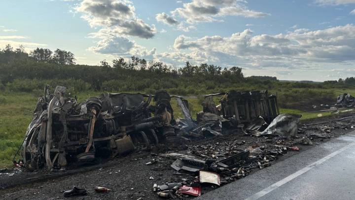 Погибли водители: крупный пожар возник после ДТП с фурами под Омском
