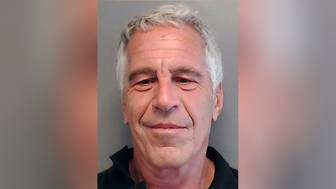 В сейфе Эпштейна при обысках нашли наличные рубли