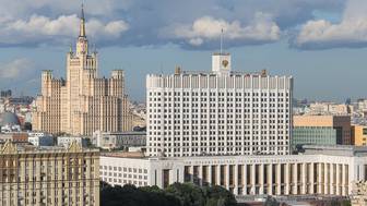 Электронные знаки и дистанция: кабмин поручил разработать пакет изменений в ПДД