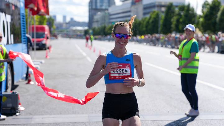 спортивный комментатор участвует в любительском забеге