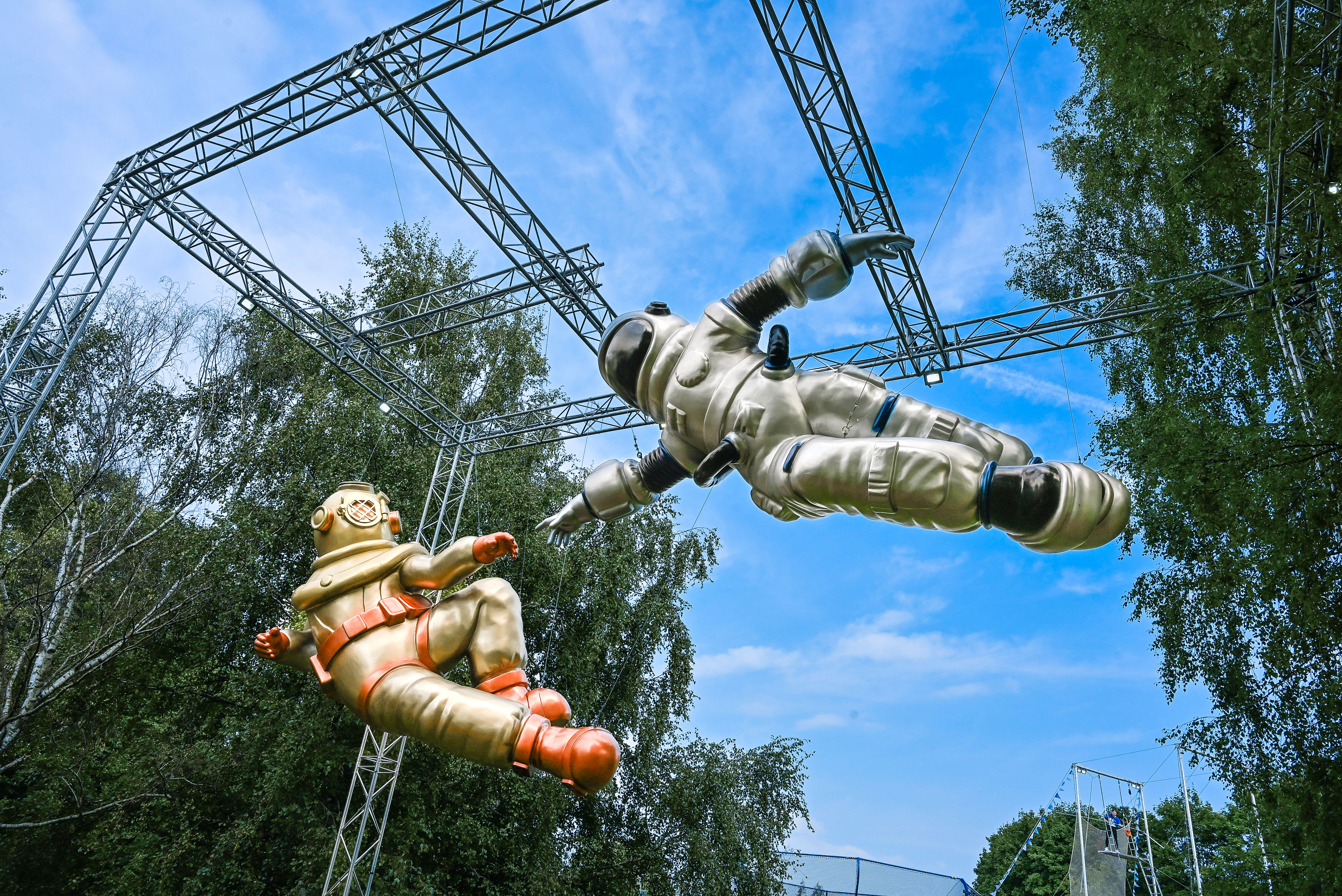 Гигантские космонавты, фонтаны-капли и «лунные» лаунж-зоны: из чего складывается футуристический облик парка 50-летия Октября