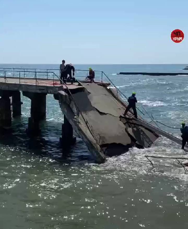 Причал с рыбаками обрушился на центральной набережной Алушты
