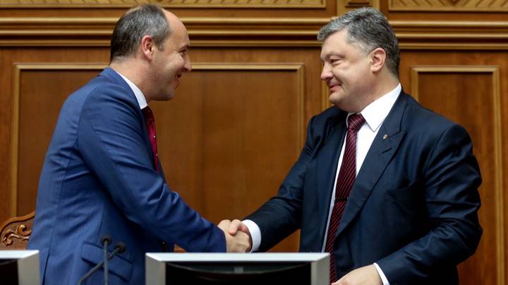 Председатель Верховной рады Украины Андрей Парубий и президент Украины Петр Порошенко (слева направо) на заседании Верховной рады Украины. 2 июня 2016