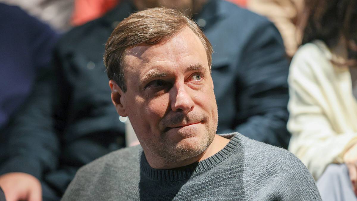 Актер Евгений Цыганов показал редкие фото с сыном в день его 20-летия